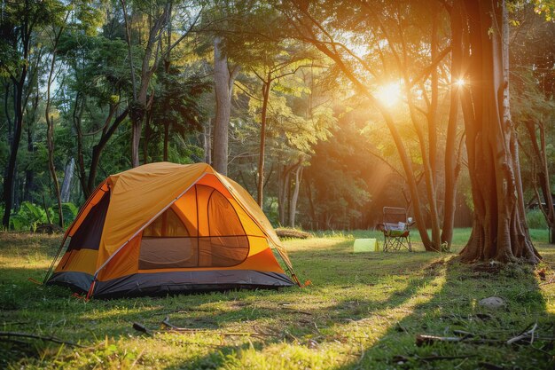 キャンプ場は屋外で日光が多くテント1つ屋外キャンプ椅子2つバーベキューラックがあります