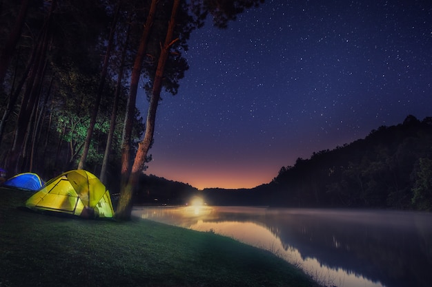 星と日の出の背景を持つパンウンでのキャンプ