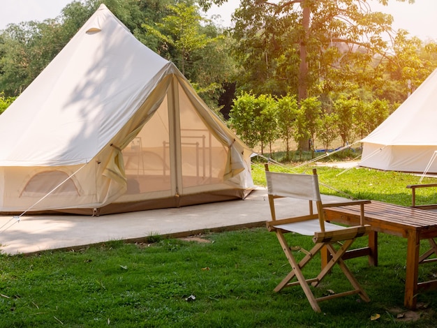 Кемпинг палаточный лагерь для пикника в походном лесу на открытом воздухе Кемпер в то время как кемпинг на природе на фоне летней поездки лагерь Приключения Путешествия Отдых концепция