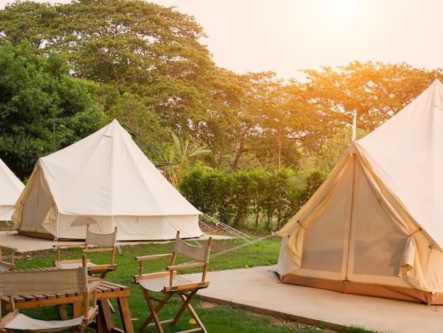 屋外ハイキングの森のキャンプピクニックテントキャンプ場夏の旅行キャンプで自然の背景にキャンプ場をしながらキャンピングカー冒険旅行休暇のコンセプト