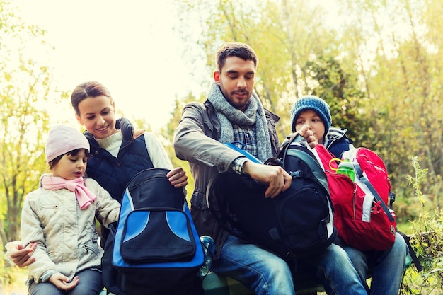 camping, reizen, toerisme, wandelen en mensen concept - gelukkige familie met rugzakken op kamp