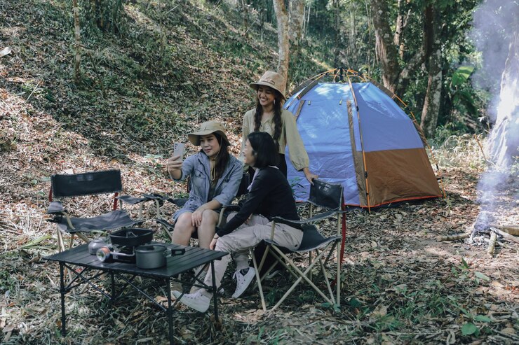 Photo キャンプテントキャンプ 自然の森で幸せな友達 ハイキングコンセプト