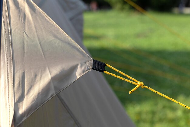 Foto dettagli della tenda da campeggio nella foresta durante la luce del giorno