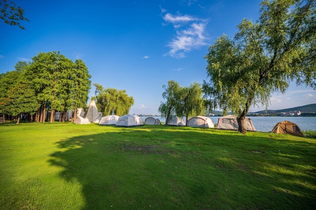 晴れた日の芝生の上のキャンプ テント
