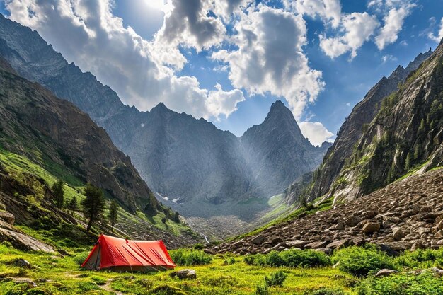 Camping tent in de bergen zomer blauwe hemel wolken en hoge pieken