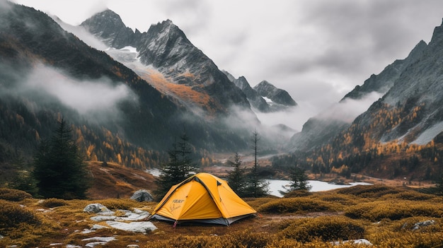 キャンプテントと山がフォグドベンチャー背景 美しいキャンプテント霧の森