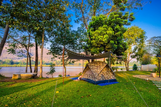 Campeggio e tenda nel parco naturale vicino al lago