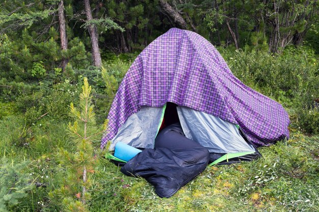 Foto camping tent op landbouwveld