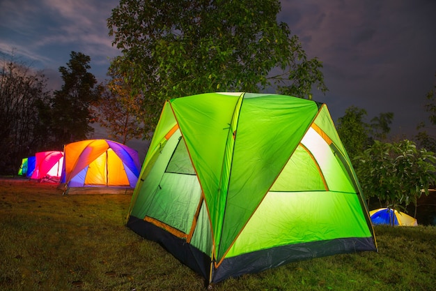 Punto tenda da campeggio in thailandia con tempo crepuscolare.