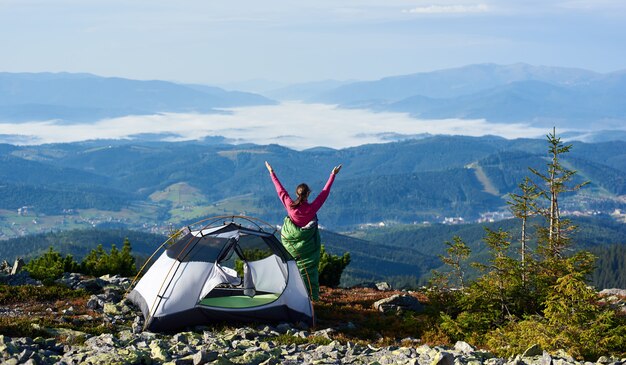 밝은 여름 아침에 산 꼭대기 캠핑