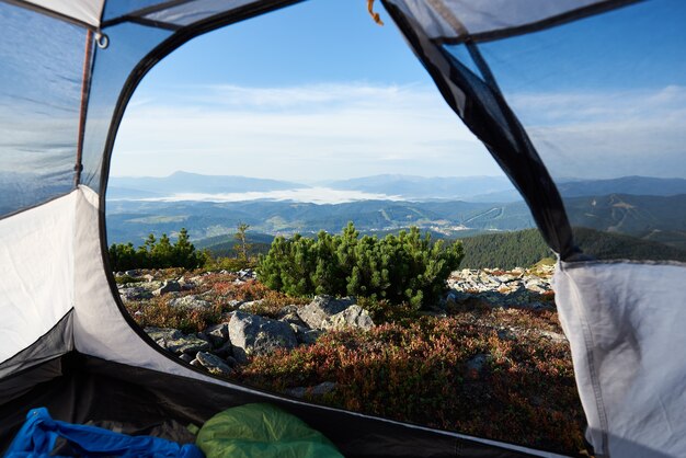 Accampandosi sulla cima della montagna al mattino