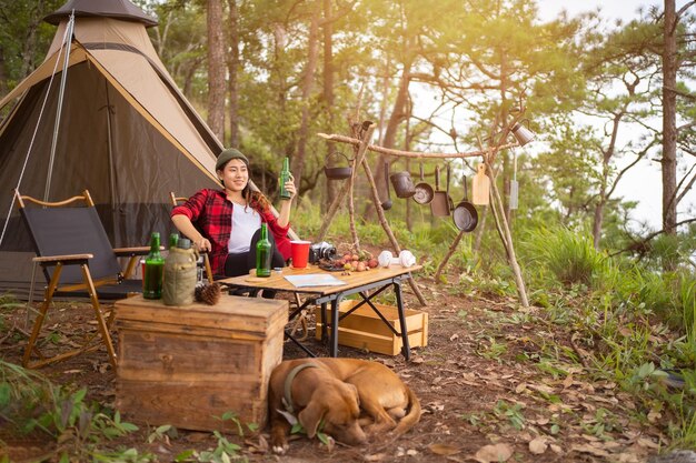 Campingconcept Groep diverse vrienden die samen genieten van een zomerfeest