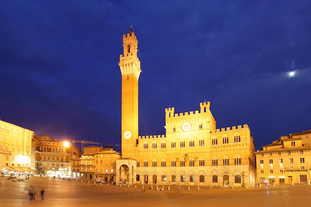 イタリア、夜のシエナのカンポ広場とマンジャの塔