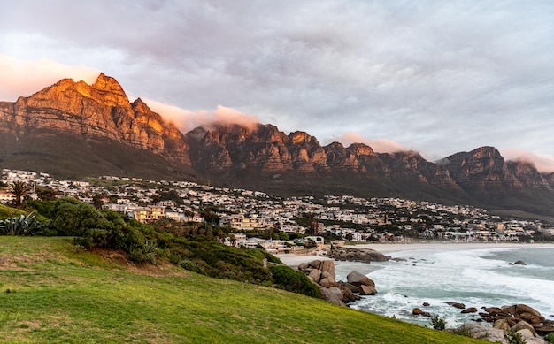 Photo camps bay and the twelve apostel mountains cape town south africa