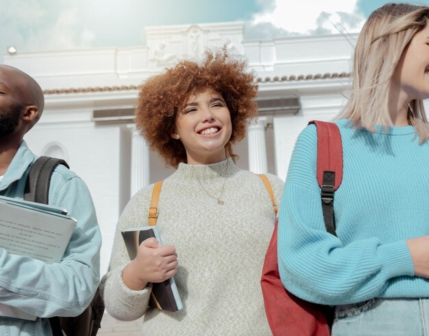 Foto campus universitario e persone nere o studenti che camminano all'aperto felici per l'istruzione conoscenza e college giovani amici di generazione z donna o persona con visione per la borsa di studio scolastica e la filosofia