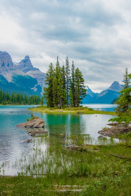 Photo canada forest landscape of spirit island with big mountain in the background, alberta, canada.