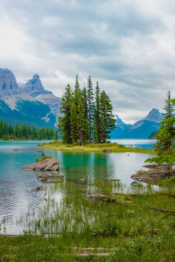फोटो canada forest landscape of spirit island with big mountain in the background, alberta, canada.