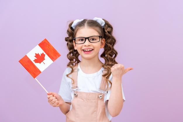 海外に移動し、教育を受ける孤立した背景にカナダの旗を持つ少女を研究するためのカナダ