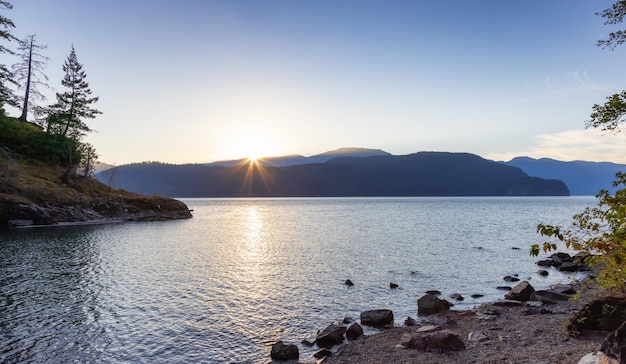 Canadees berglandschap met bomen en meer zonnige zomerzonsondergang