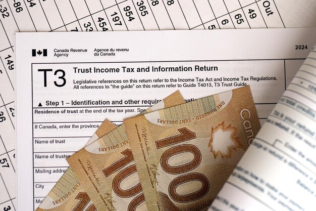 Foto canadese belastingformulier trust inkomstenbelasting en informatie retour ligt op tafel met canadese geldbiljetten