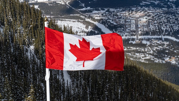 Canadese Maple Leaf nationale vlag die over Banff . vliegt