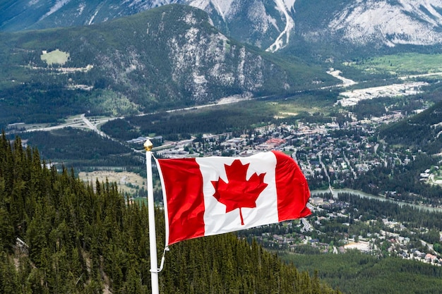 Canadese Maple Leaf-vlag die over bergen vliegt