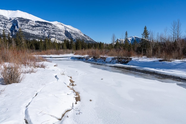 Canadese Rockies prachtige landschappen tijdens de winter Besneeuwde bergketen bevroren rivier Canmore AB