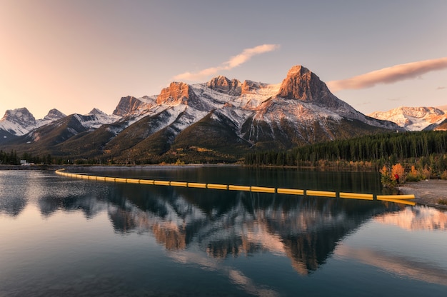 Canadese rockiesbezinning over wigvijver in de ochtend