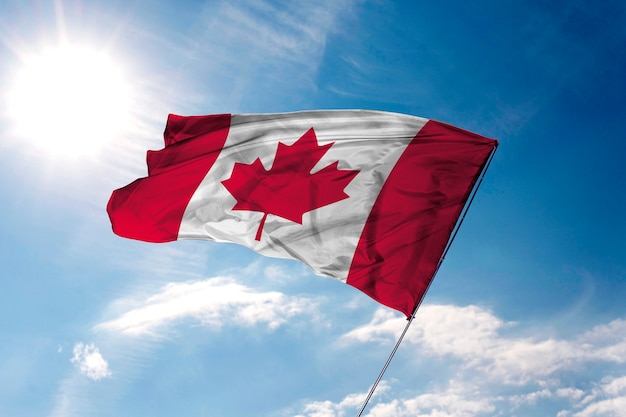 Foto canadese vlag met lucht en wolken