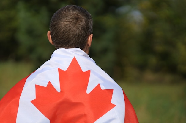 Canadese vlag op de schouders