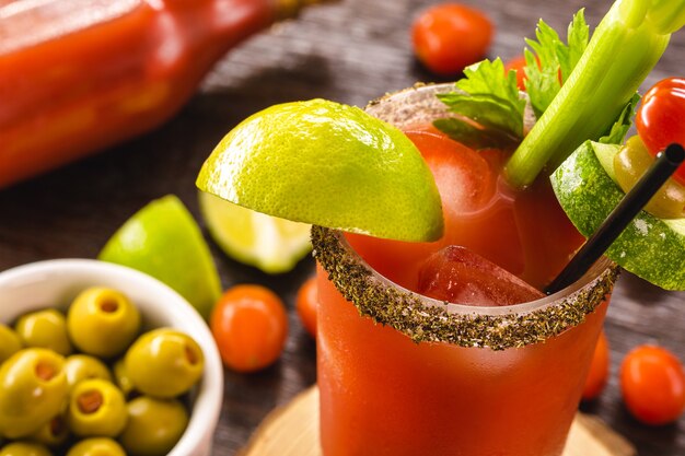 Bevanda caesar canadese. preparato con vodka, salsa piccante e salsa worcestershire, decorato con un gambo di sedano e una fetta di limone.