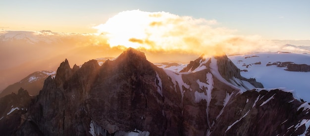 Photo canadian mountain landscape aerial panoramic view sunny sunset