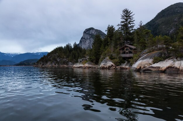 曇りの夜のカナダの山の風景