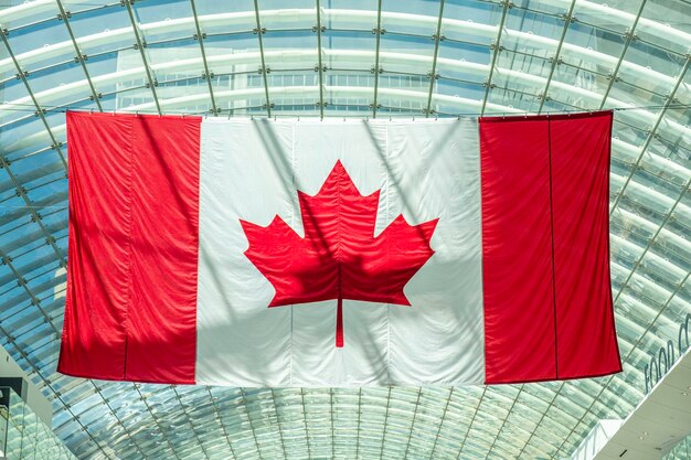 ショッピング モール内にぶら下がっているカナダの国旗