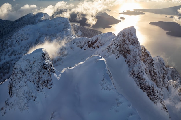 カナダの自然の背景雪と山の空撮