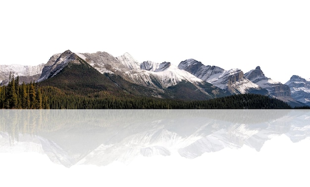 Foto montagne rocciose canadesi con catena montuosa e coperta di neve in autunno in canada isolare su sfondo bianco