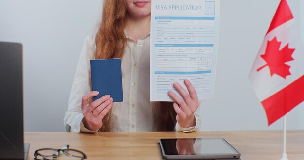 Канадская женщина-сотрудник консульства показывает заявление на получение визы и собеседование с паспортом для иммиграционной службы