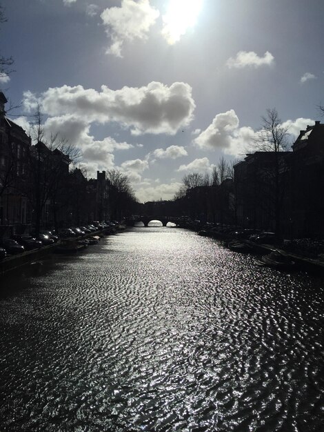 Foto canale contro il cielo nuvoloso in una giornata di sole