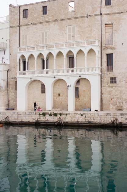 Foto canale contro l'edificio storico a monopoli