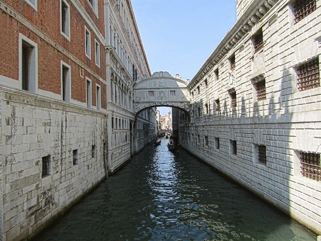 Foto canale tra gli edifici contro il cielo in città