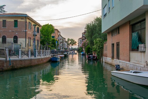 Foto canale tra gli edifici della città contro il cielo durante il tramonto