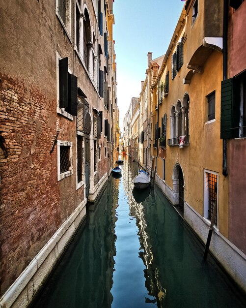 Foto canale tra gli edifici della città contro il cielo