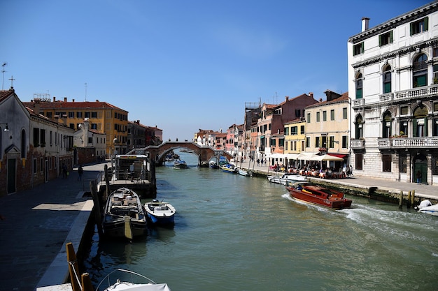 Foto canale tra gli edifici della città contro il cielo