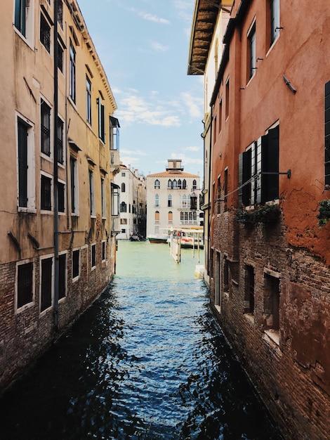 Photo canal amidst buildings in city