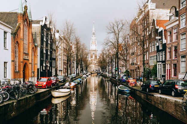 Photo canal amidst buildings in city