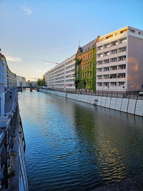 写真 空に照らされた街の建物の中の運河