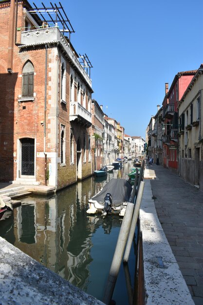 Foto canale tra gli edifici della città contro un cielo blu limpido