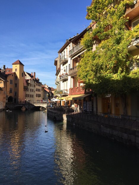 Foto canale tra gli edifici della città contro il cielo