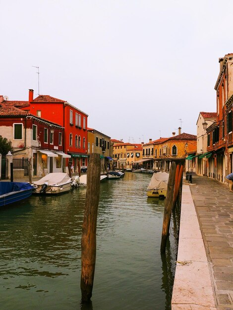 Foto canale in mezzo alle case contro il cielo in città