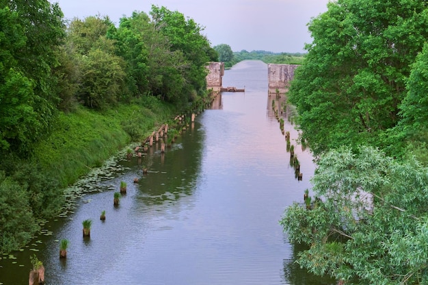 Foto canale - un lago artificiale canale navigabile